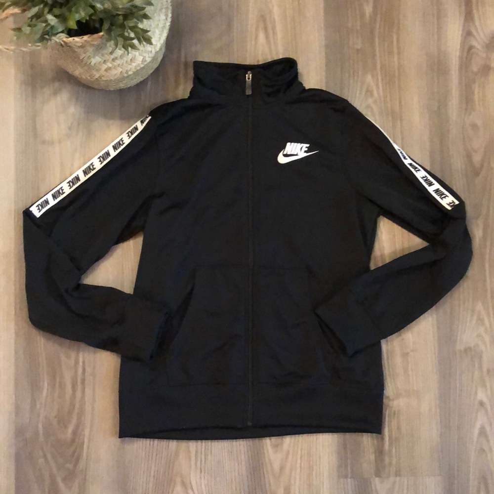 BOYS NIKE FULL ZIP JACKET BLACK WITH LOGO ON ARMS SIZE LARGE